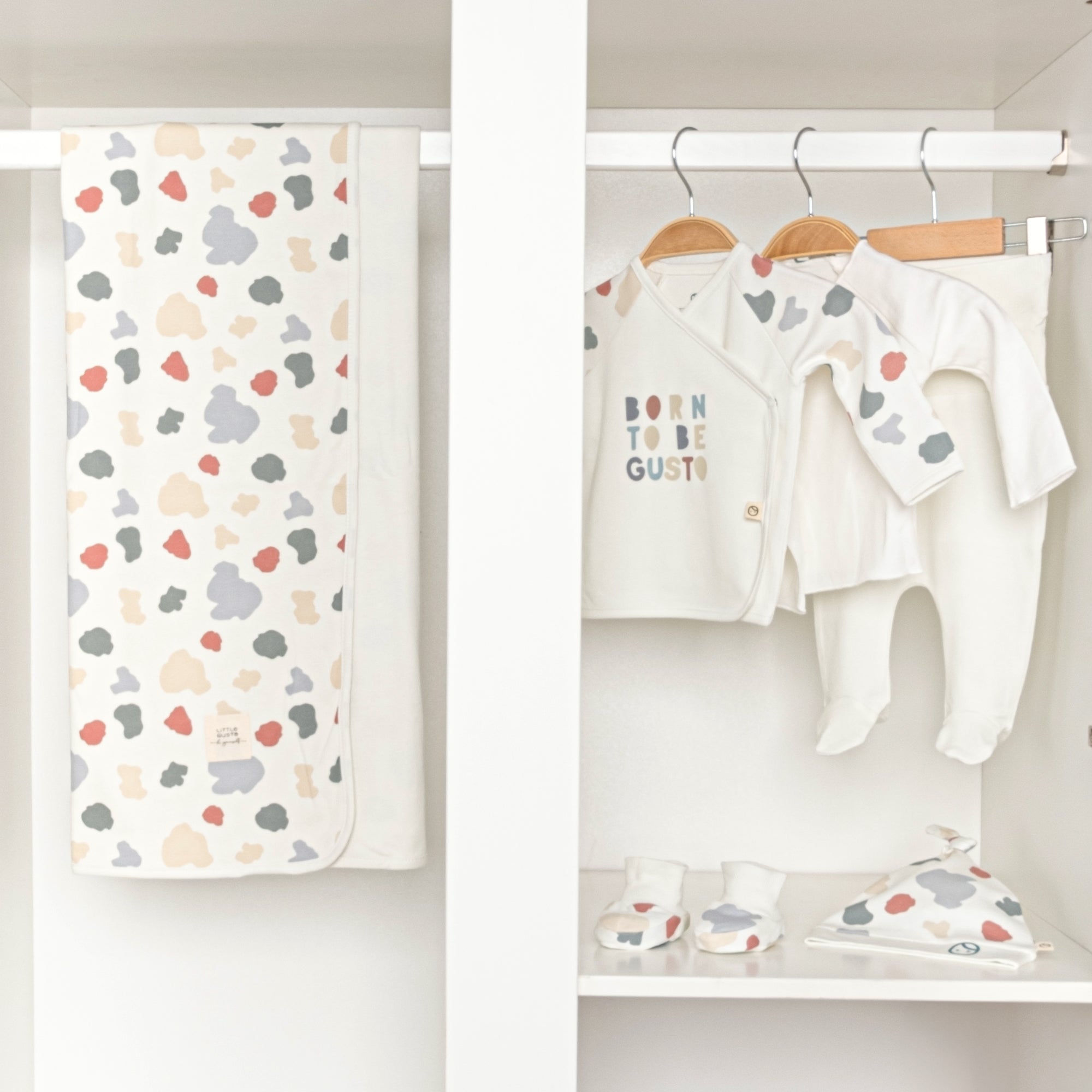 Organic Newborn Coming Home Outfit - 6-Piece Set with Blanket - Little Gusto